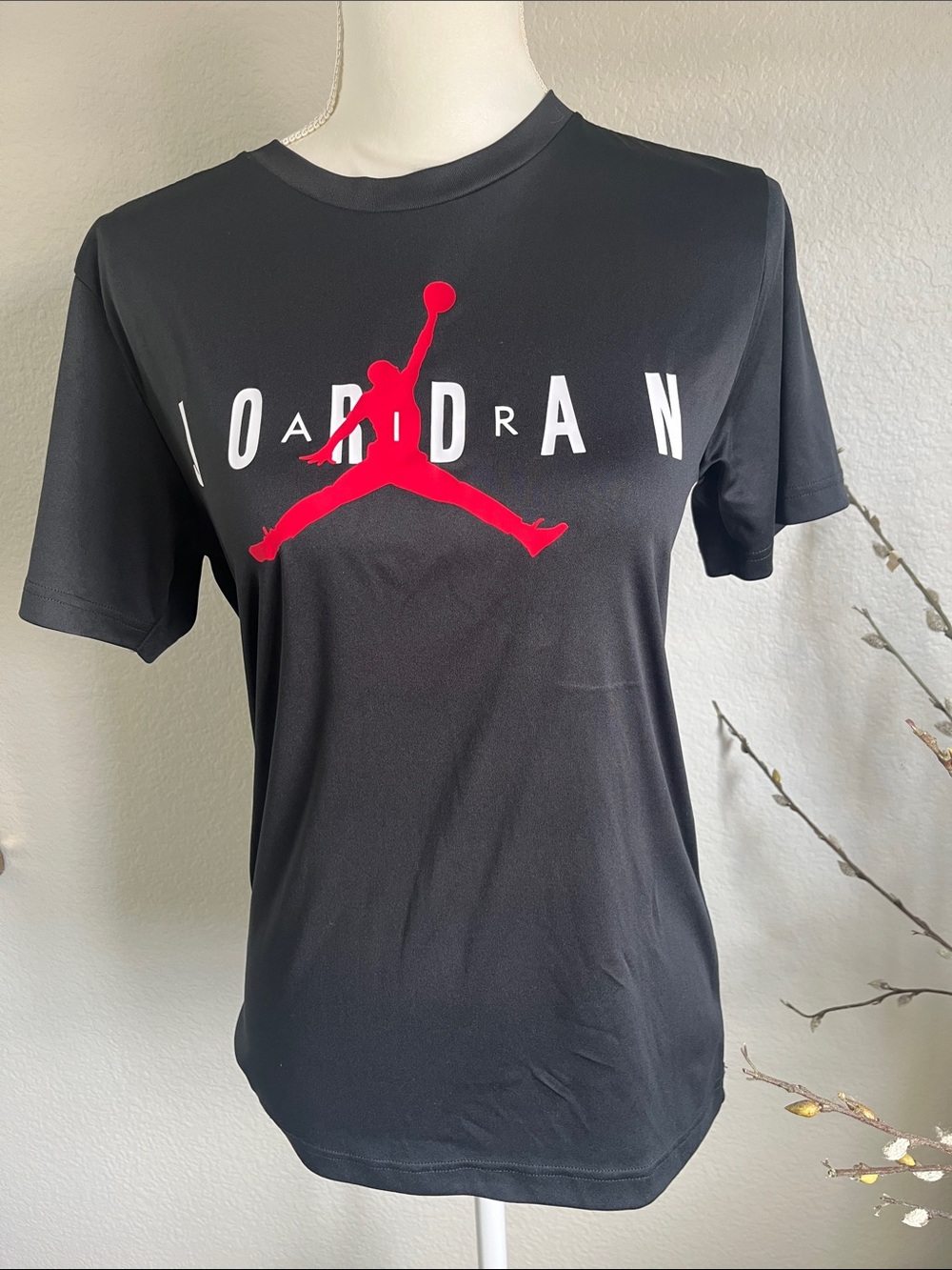 Jordan Black Short-Sleeve Tee youth size XL typically fits 13 to 15 years old
